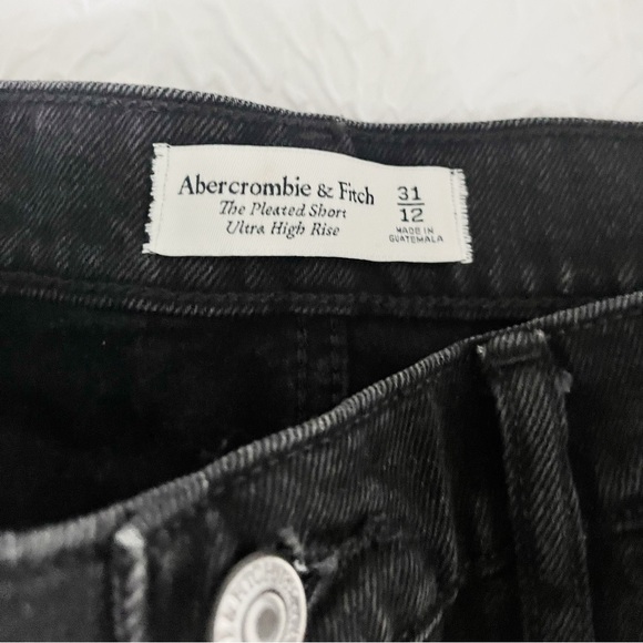 Abercrombie The Pleated Denim Short - Picture 3 of 3